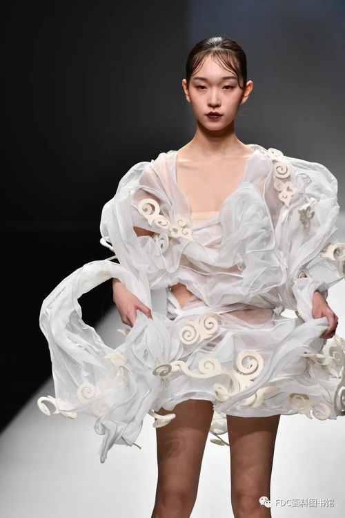 饕餮盛宴 彝族服飾在中國國際時裝周上大放異彩，服裝輔料的匠心演繹